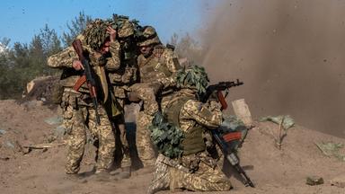 Archiv:  Ukrainische Soldaten der 33. mechanisierten Brigade evakuieren ihren Kameraden während einer Übung in der Region Charkiw. 