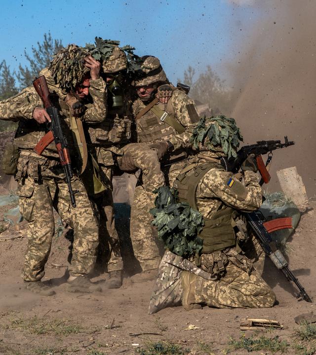 Archiv:  Ukrainische Soldaten der 33. mechanisierten Brigade evakuieren ihren Kameraden während einer Übung in der Region Charkiw. 