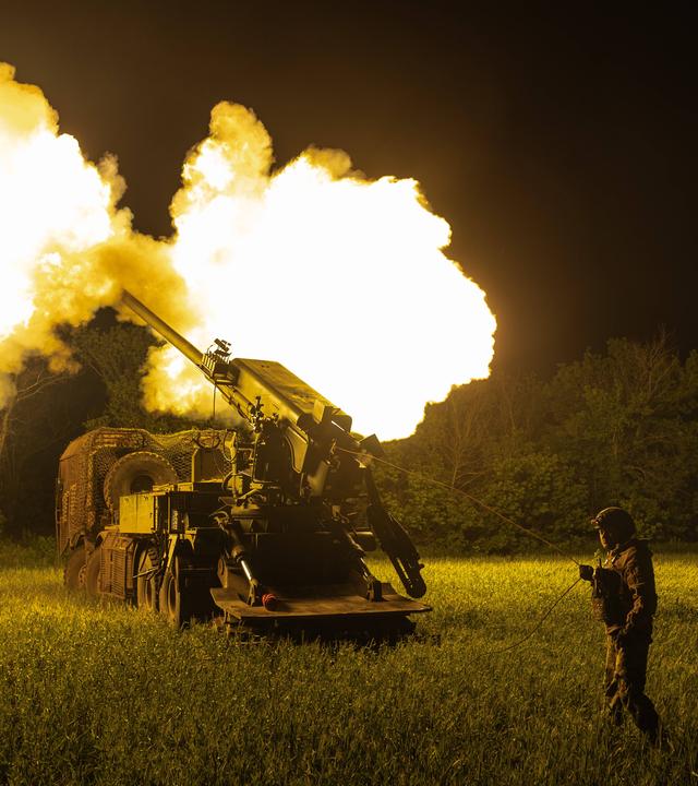 Ukrainische Soldaten der 30. Brigade feuern am 31.05.2026 mit „Bohdana“-Artillerie auf russische Stellungen im Gebiet Donezk, Ukraine. 