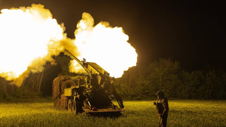 Ukrainische Soldaten der 30. Brigade feuern am 31.05.2026 mit „Bohdana“-Artillerie auf russische Stellungen im Gebiet Donezk, Ukraine. 