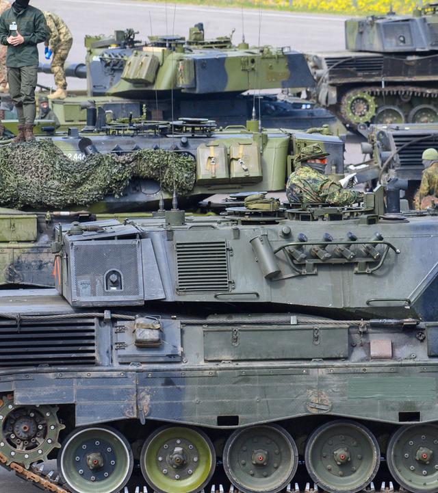 Archiv: Ukrainische Soldaten arbeiten an einem Kampfpanzer vom Typ Leopard 1 A5