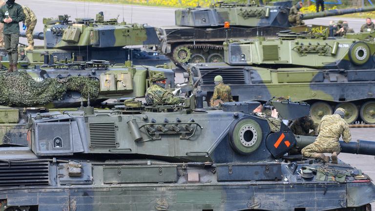 Archiv: Ukrainische Soldaten arbeiten an einem Kampfpanzer vom Typ Leopard 1 A5