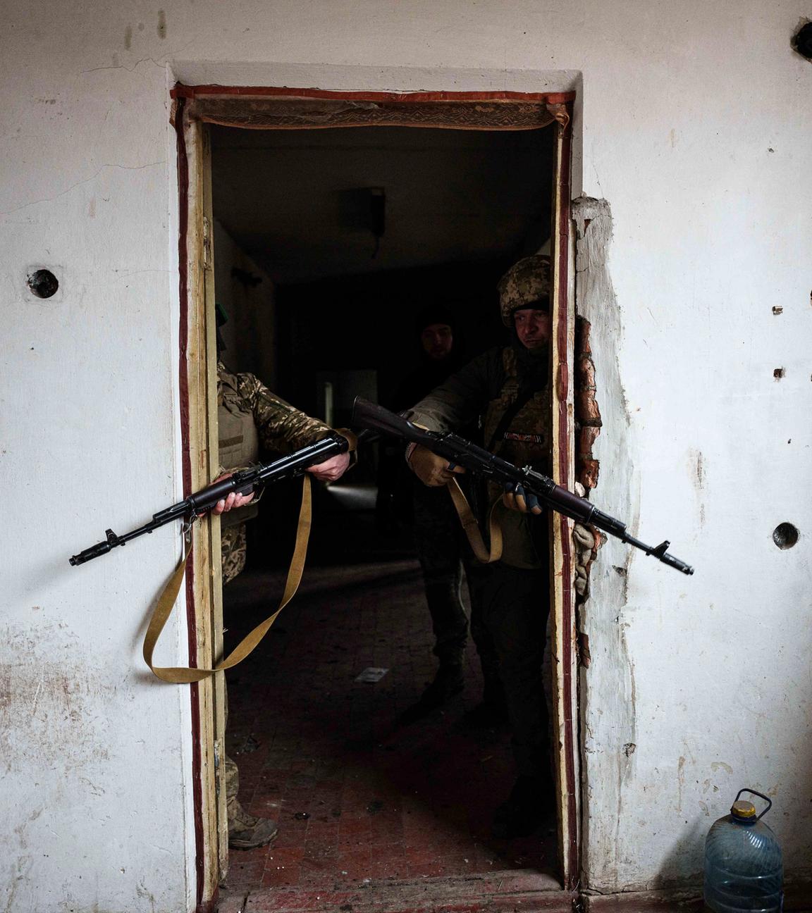 Archiv:  Ukrainische Soldaten trainieren unweit der Frontlinie in der Nähe von Pokrowsk.