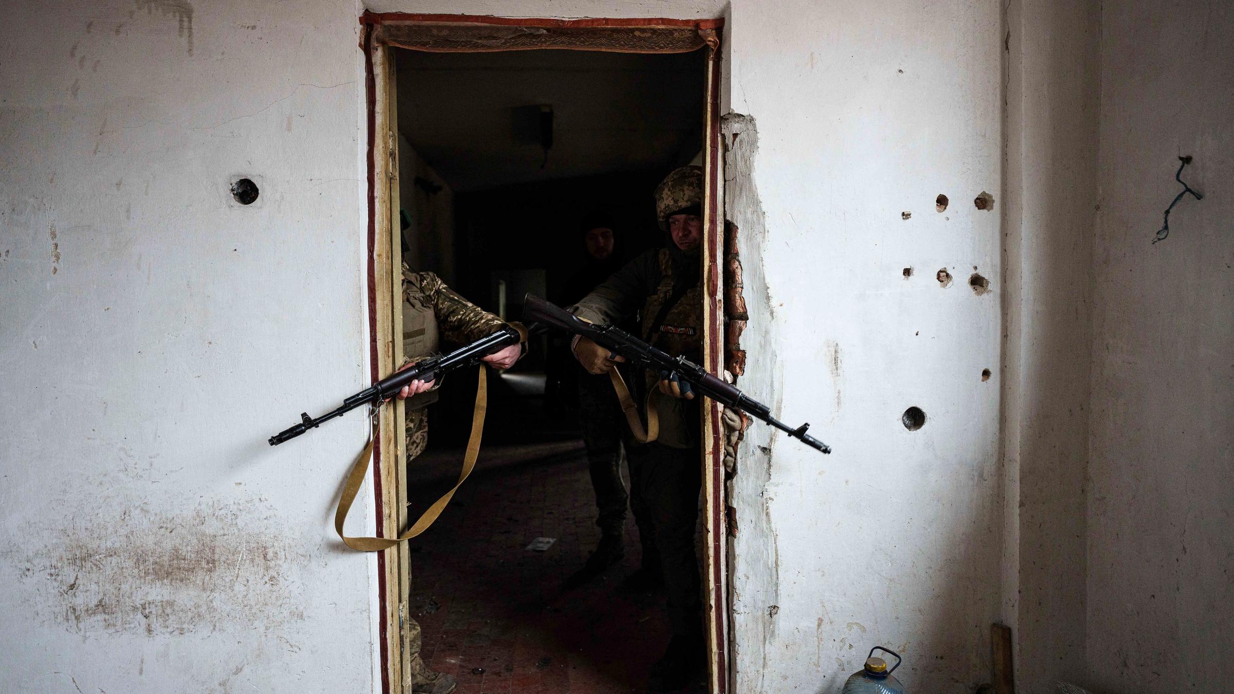 Archiv:  Ukrainische Soldaten trainieren unweit der Frontlinie in der Nähe von Pokrowsk.