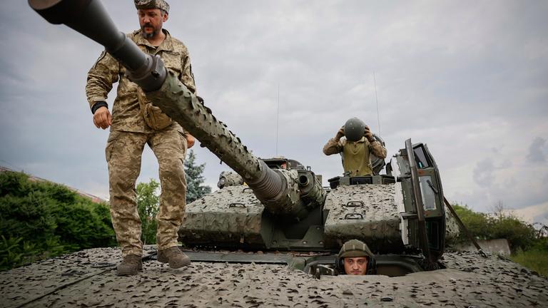 Archivbild: Ukrainische Soldaten stehen auf einem schwedischen CV90-Schützenpanzer. 