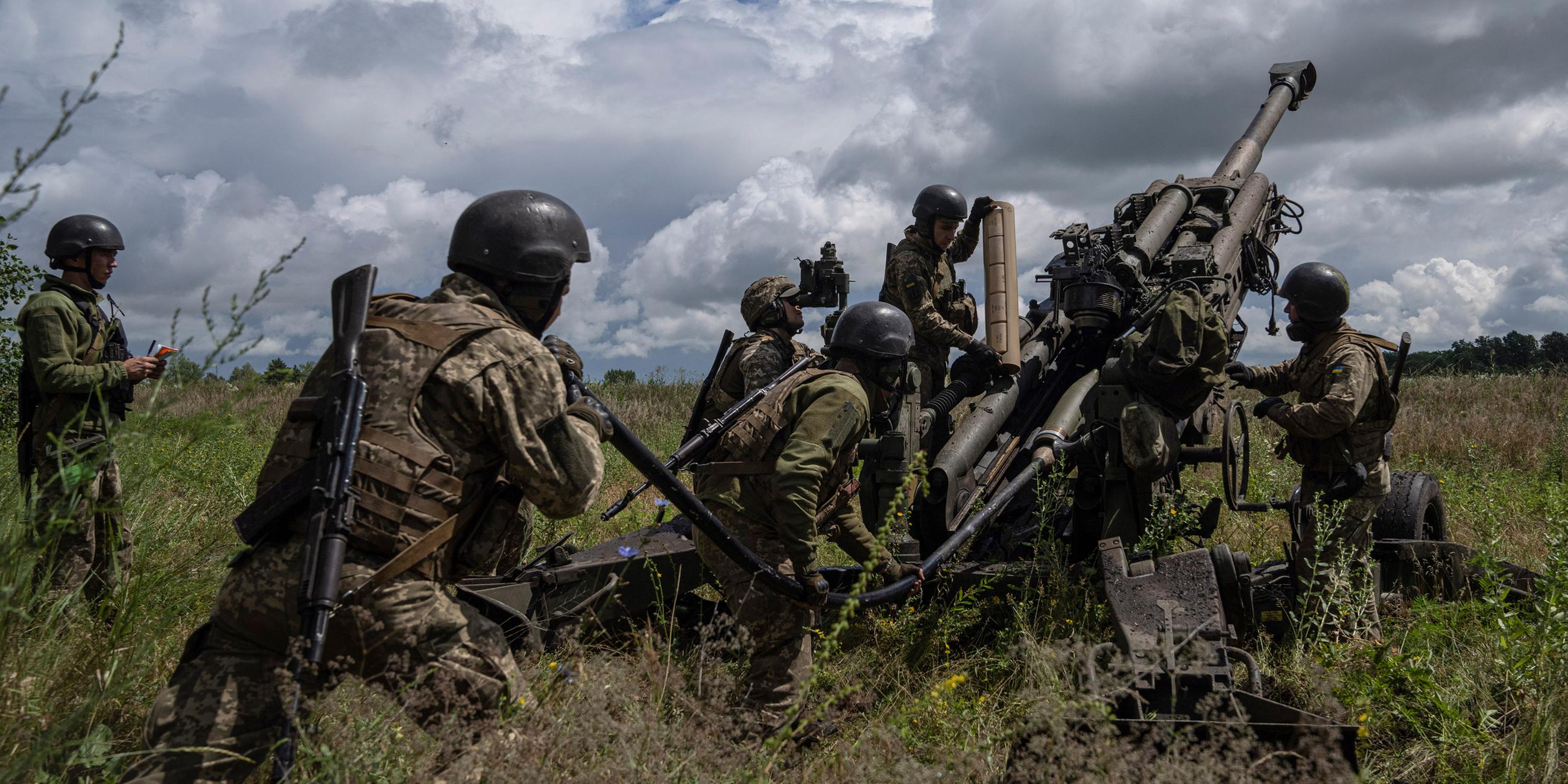 Ukrainische Soldaten mit einer aus den USA gelieferten Haubitze M777