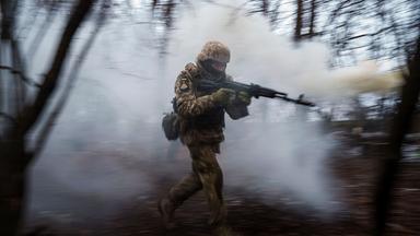 Ein ukrainischer Soldat der 24. mechanisierten Brigade in der Region Donezk unweit der Frontlinie, aufgenommen am 21.01.2025