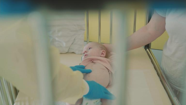 Baby in Krankenbett