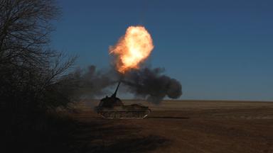 Ukrainisches Militär feuert Panzerhaubitze 2000 ab