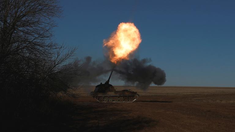 Ukrainisches Militär feuert Panzerhaubitze 2000 ab