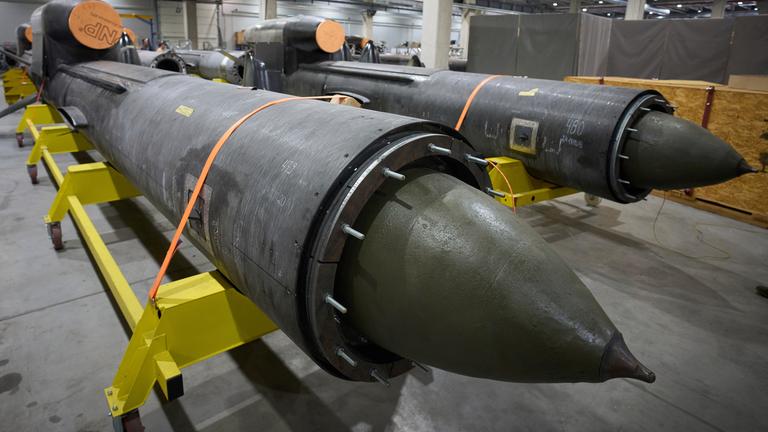 Archiv: Teile von "Flamingo"-Raketen sind am  14. 8. 2025, in der geheimen Fabrik von Fire Point in der Ukraine zu sehen. 
