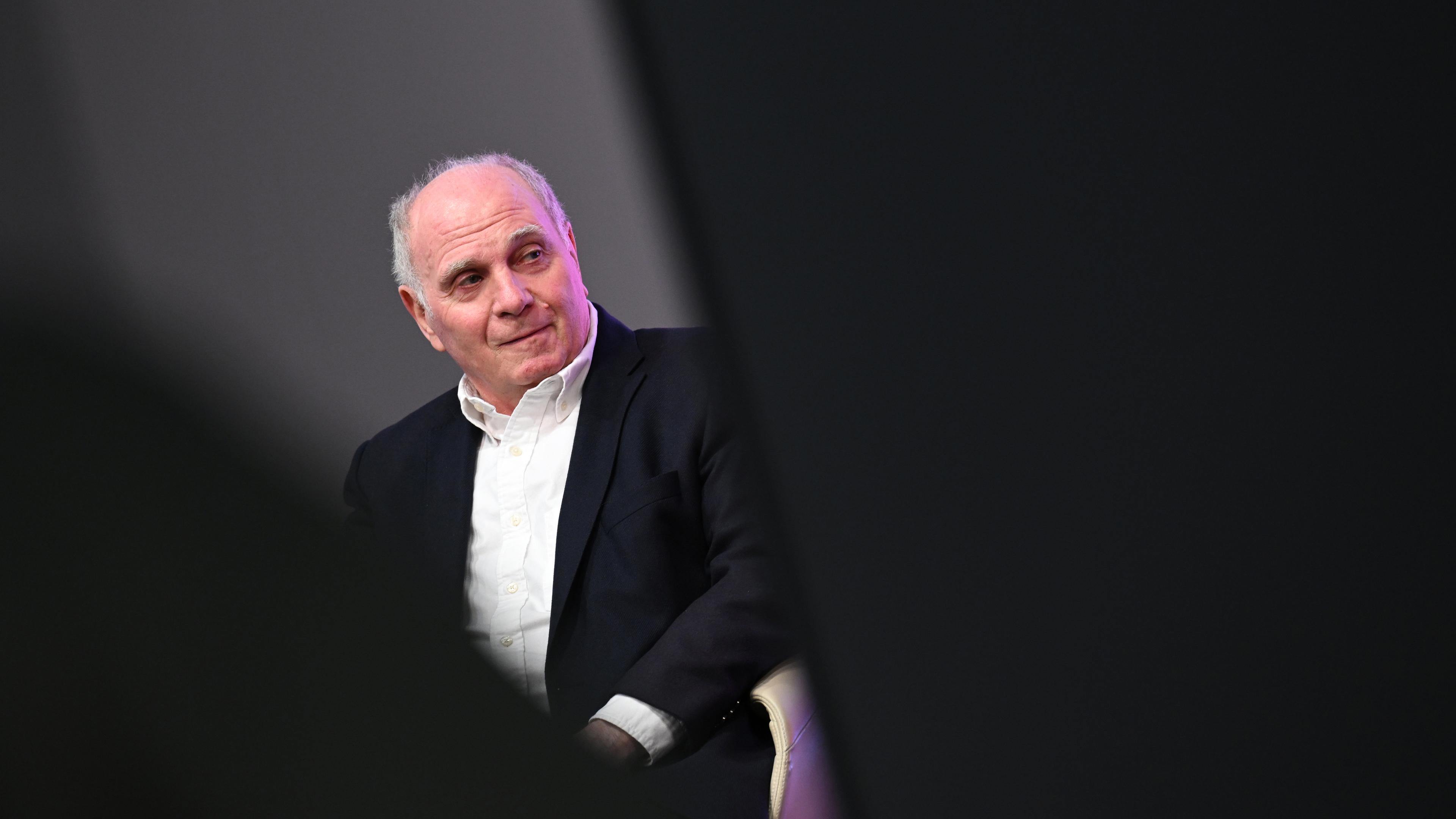 Der Ehrenpräsident des FC Bayern Uli Hoeneß verfolgt die Eröffnung einer Sonderausstellung am 19.03.2024.