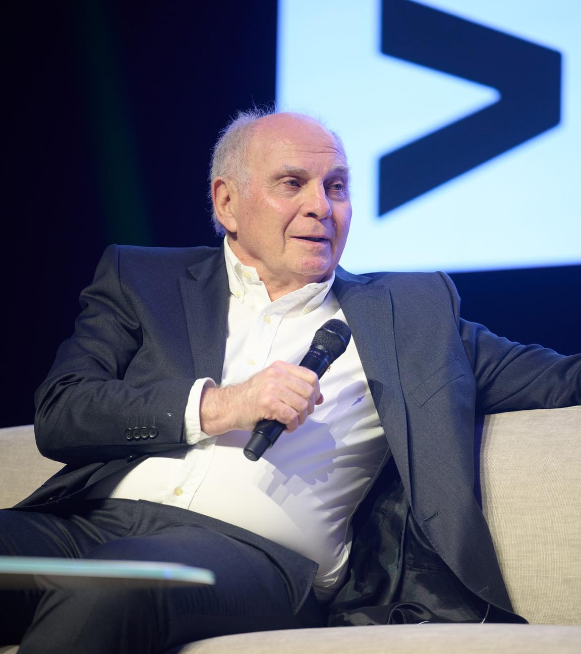 Uli Hoeneß, Ehrenpräsident des FC Bayern München, sitzt bei dem Daten- und KI-Festival am 26.03.2026 auf der Bühne in Münster.
