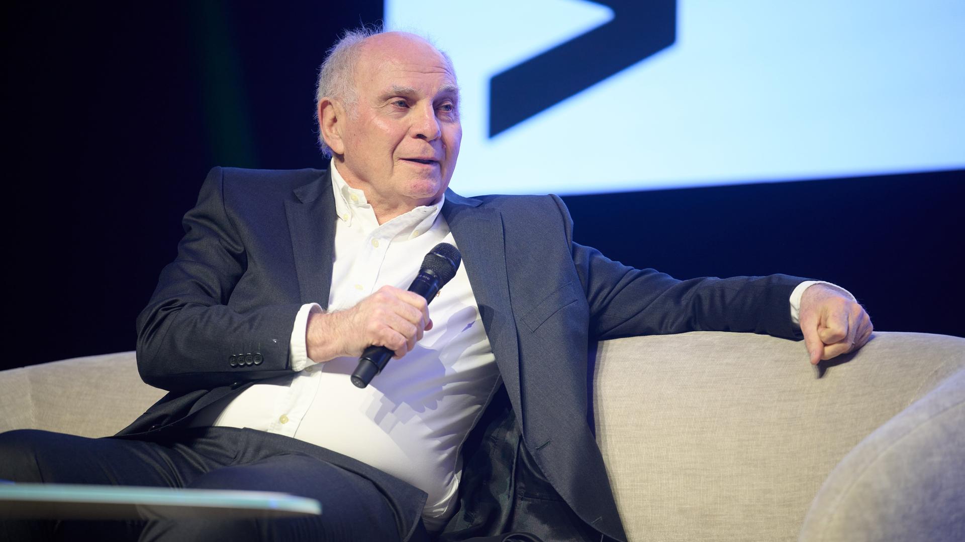 Uli Hoeneß, Ehrenpräsident des FC Bayern München, sitzt bei dem Daten- und KI-Festival am 26.03.2026 auf der Bühne in Münster.