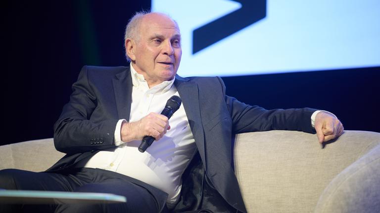 Uli Hoeneß, Ehrenpräsident des FC Bayern München, sitzt bei dem Daten- und KI-Festival am 26.03.2026 auf der Bühne in Münster.