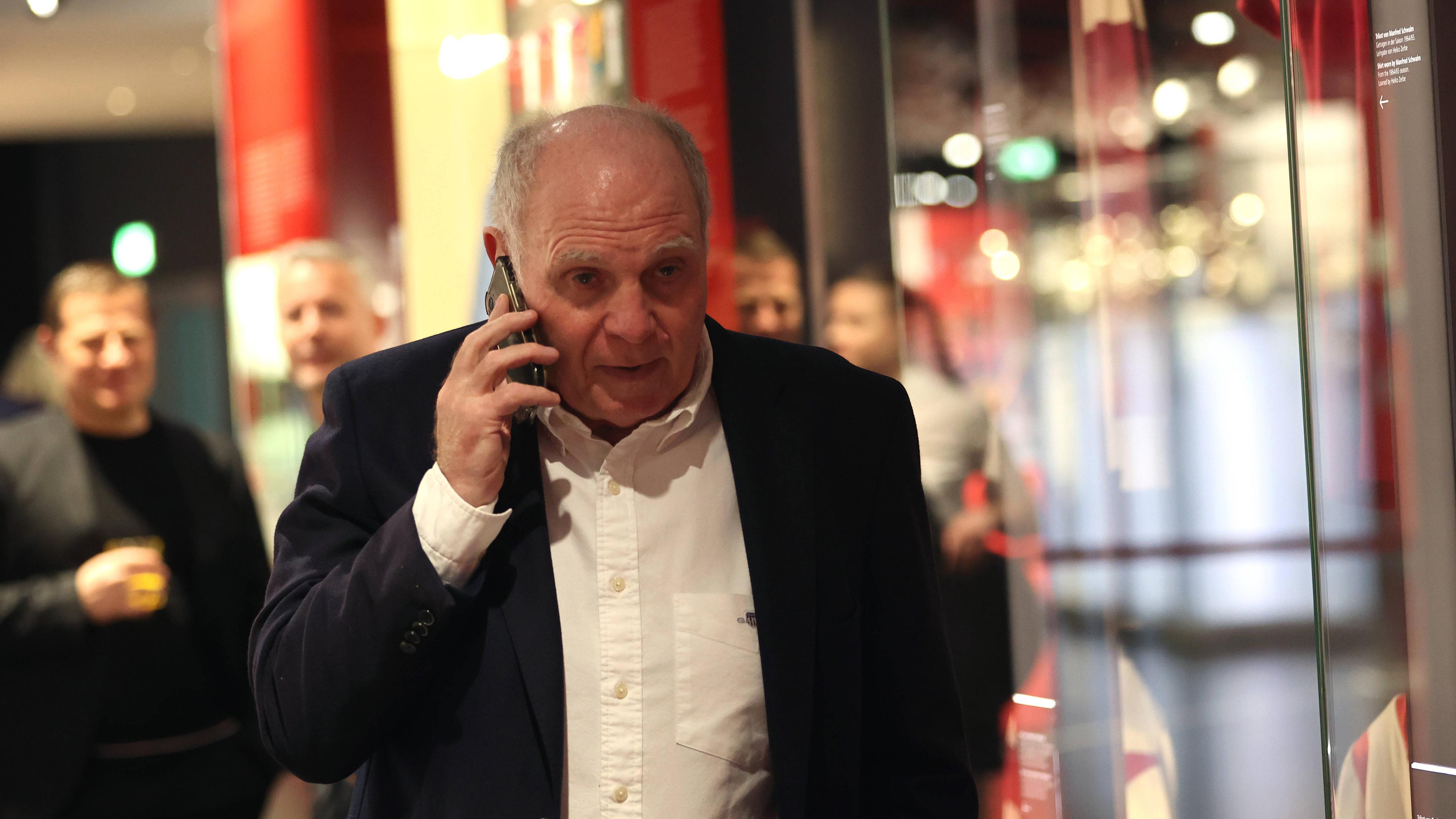 Uli Hoeneß telefoniert