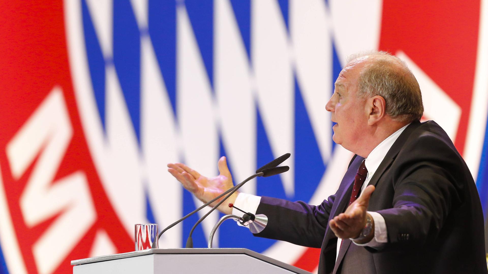 Uli Hoeneß gestikuliert als Redner