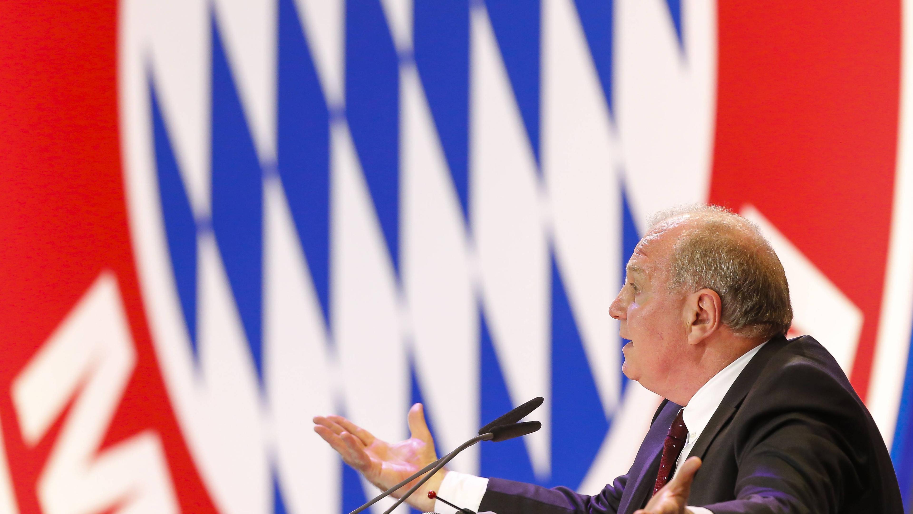 Uli Hoeneß gestikuliert als Redner