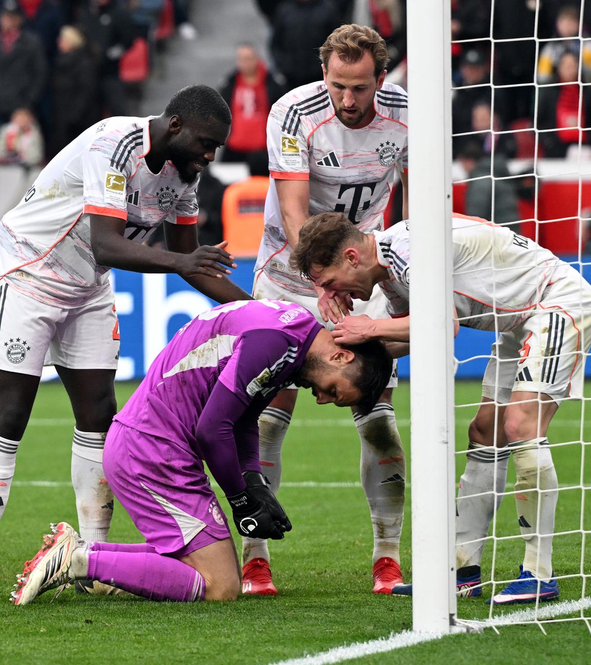 Dayot Upamecano, Harry Kane, Joshua Kimmich feiern versammelt Bayerns Keeper Sven Ulreich beim Bundesligaspiel gegen Bayer 04 Leverkusen