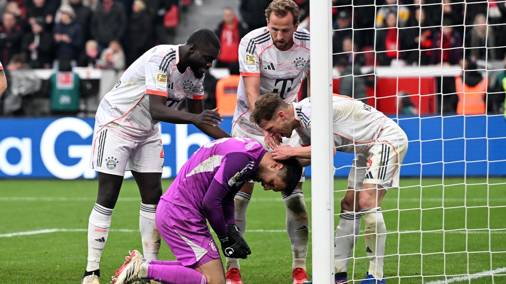 Dayot Upamecano, Harry Kane, Joshua Kimmich feiern versammelt Bayerns Keeper Sven Ulreich beim Bundesligaspiel gegen Bayer 04 Leverkusen