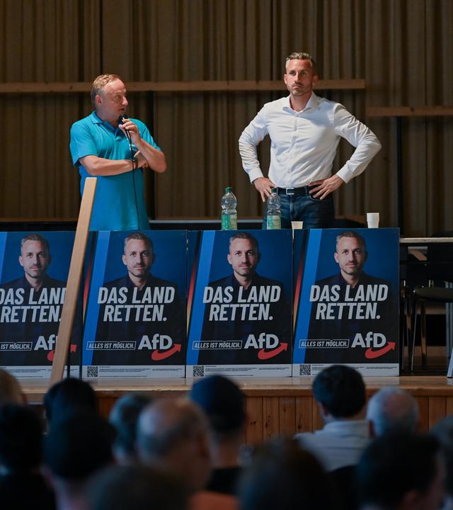 Ulrich Siegmund (r), AfD-Spitzenkandidat für die Landtagswahl in Sachsen-Anhalt, und Matthias Lieschke, Mitglied des Landtages Sachsen-Anhalt, beim Bürgerdialog in Kemberg am 06.08.2026.