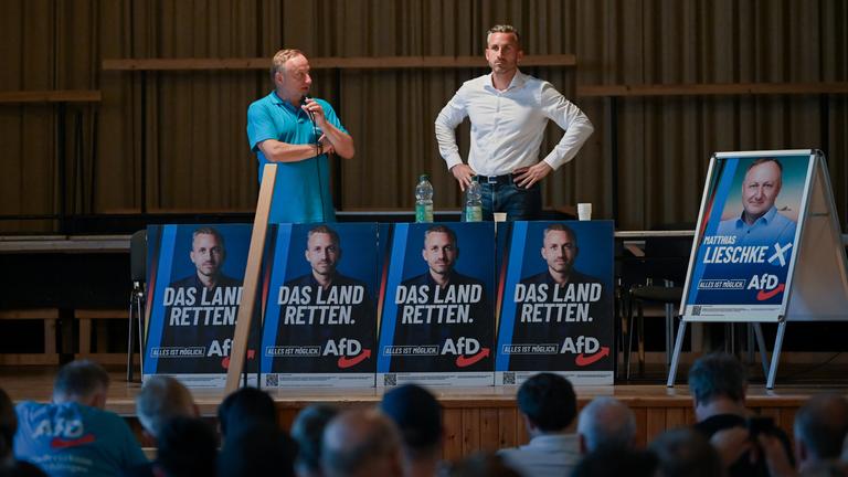 Ulrich Siegmund (r), AfD-Spitzenkandidat für die Landtagswahl in Sachsen-Anhalt, und Matthias Lieschke, Mitglied des Landtages Sachsen-Anhalt, beim Bürgerdialog in Kemberg am 06.08.2026.