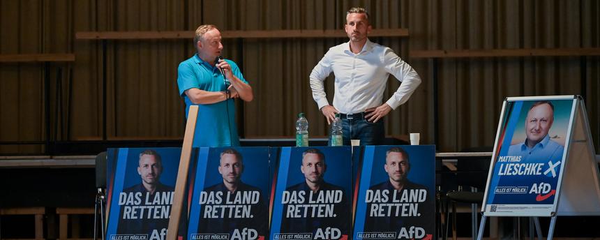 Ulrich Siegmund (r), AfD-Spitzenkandidat für die Landtagswahl in Sachsen-Anhalt, und Matthias Lieschke, Mitglied des Landtages Sachsen-Anhalt, beim Bürgerdialog in Kemberg am 06.08.2026.