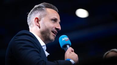 Ulrich Siegmund spricht während des Bundesparteitags der AfD, am 04.07.2026 in Erfurt, in ein Mikrofon.