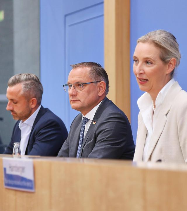 Ulrich Siegmund, Spitzenkandidat AfD in Sachsen-Anhalt, und die AfD-Vorsitzenden Tino Chrupalla und Alice Weidel bei der Bundespressekonferenz der AfD am 07.09.2026 in Berlin.