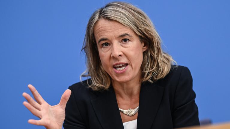 Berlin: Ulrike Malmendier spricht bei der Vorstellung des Jahresgutachtens 2025/26 des Sachverständigenrats zur Begutachtung der gesamtwirtschaftlichen Entwicklung, der sogenannten Wirtschaftsweisen. Archivbild