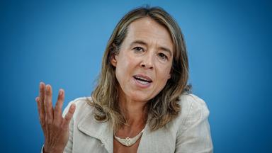 Ulrike Malmendier hält eine Rede und gestikuliert.