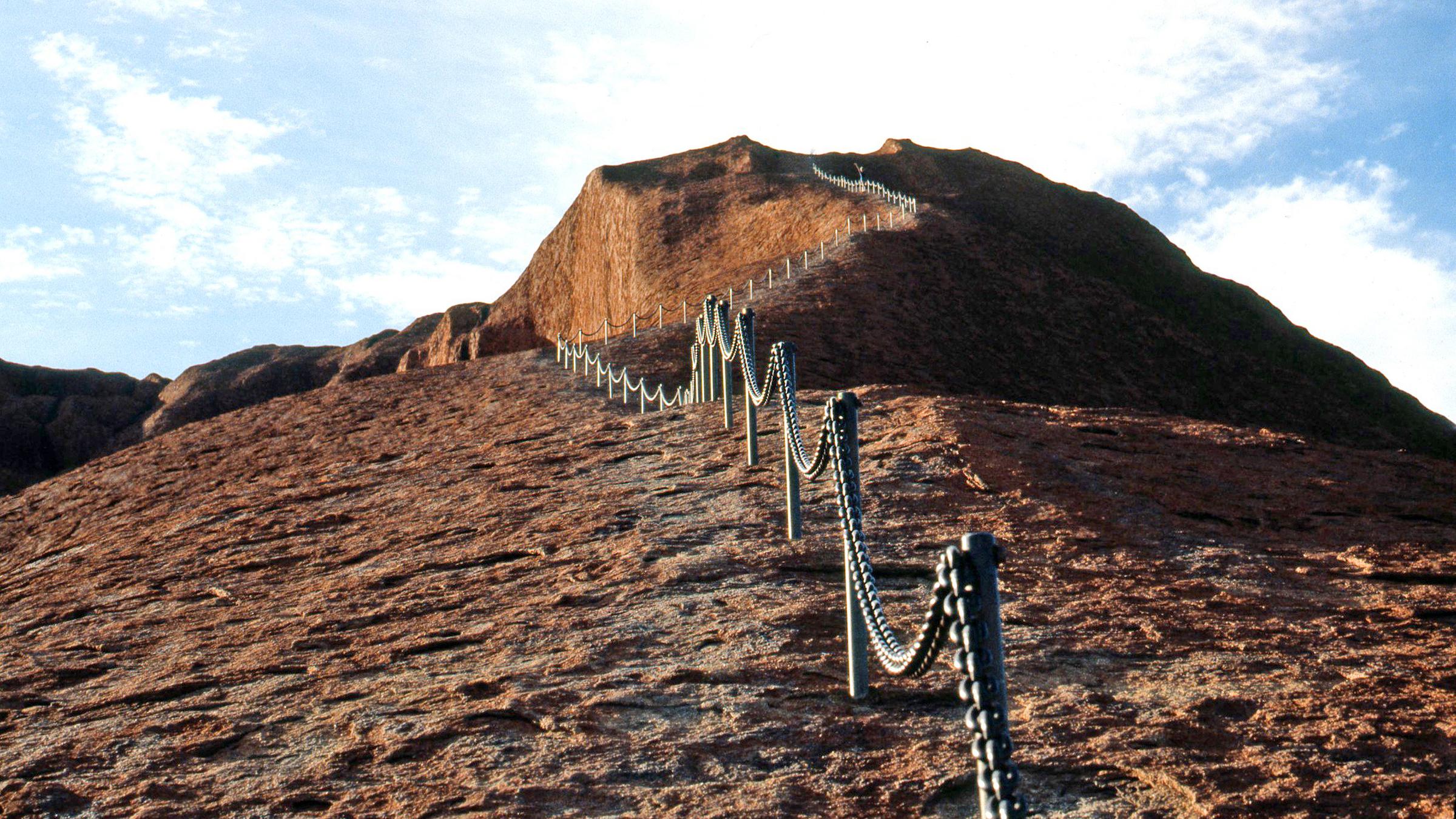 Kletterhilfen auf dem Uluru machen den Aufstieg für Touristen einfacher