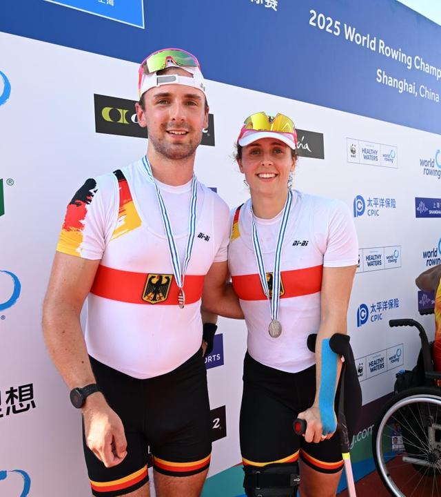 Jasmina Bier und Paul Umbach mit ihren Silbermedaillen um den Hals
