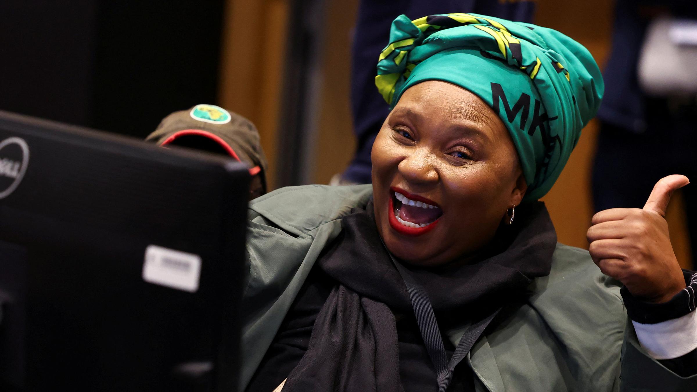 Ein Mitglied der neuen politischen Partei, uMkhonto We Sizwe (MK), reagiert am 31. Mai 2024 im Ergebnisbetriebszentrum der Western Cape Independent Electoral Commission in Kapstadt, Südafrika.