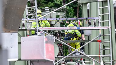 Nach dem großflächigen Stromausfall in Reutlingen reparieren Arbeiter die Schäden am Umspannwerk.