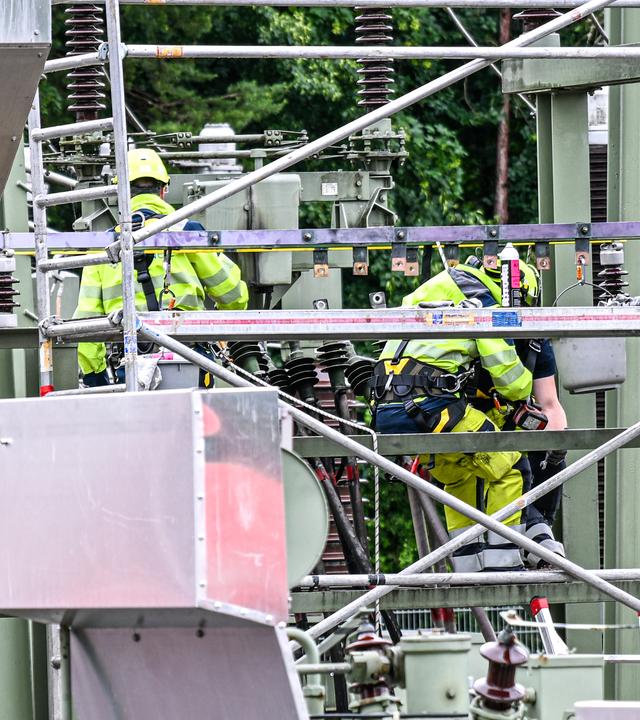 Nach dem großflächigen Stromausfall in Reutlingen reparieren Arbeiter die Schäden am Umspannwerk.