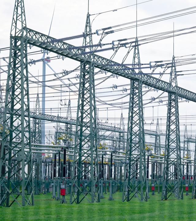 Ein Zaun umgibt ein Umspannwerk des Netzbetreibers Amprion in Bergheim (Nordrhein-Westfalen), aufgenommen am 02.09.2026