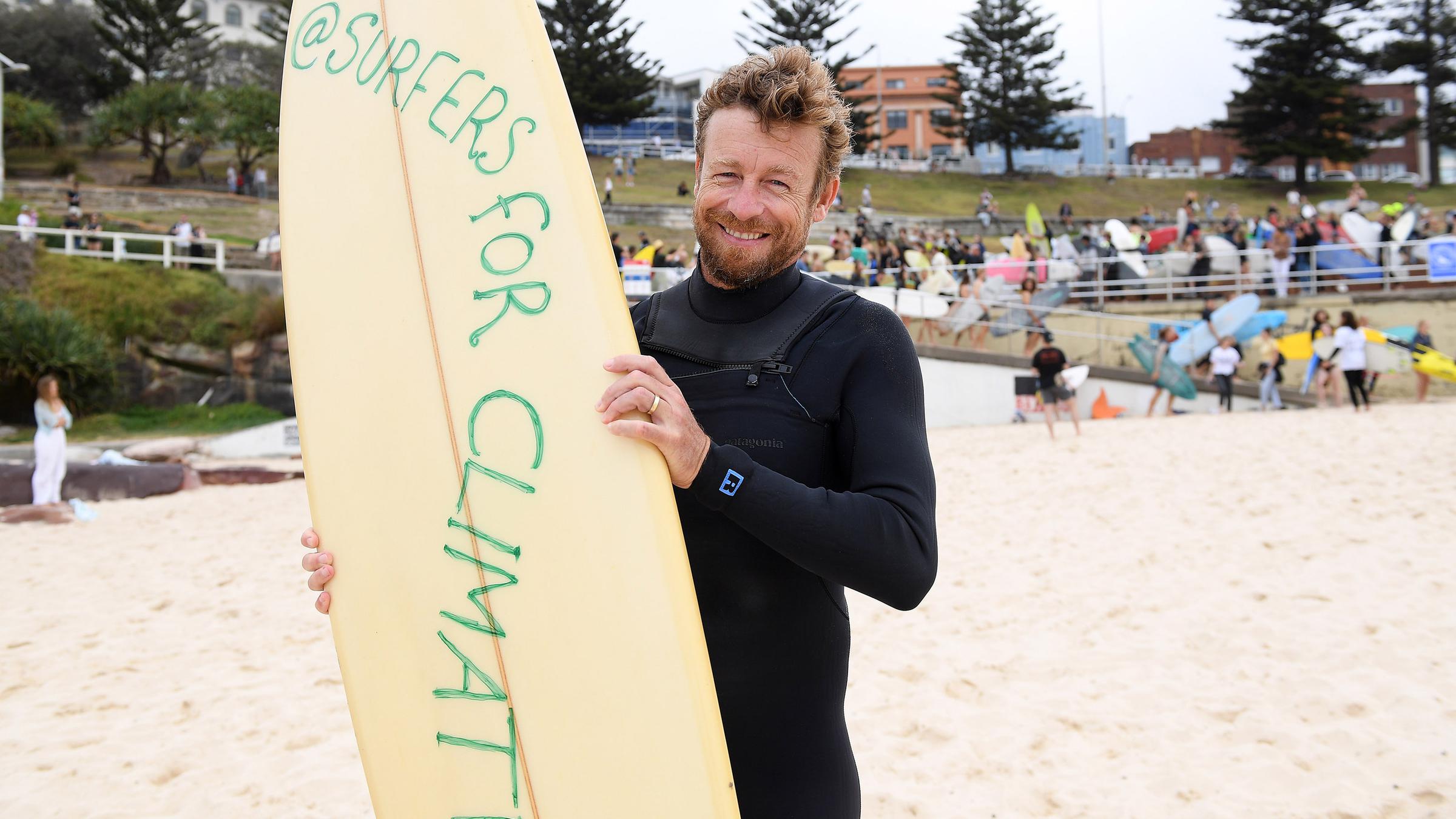 Umweltaktion am Bondi Beach - Schauspieler Simon Baker