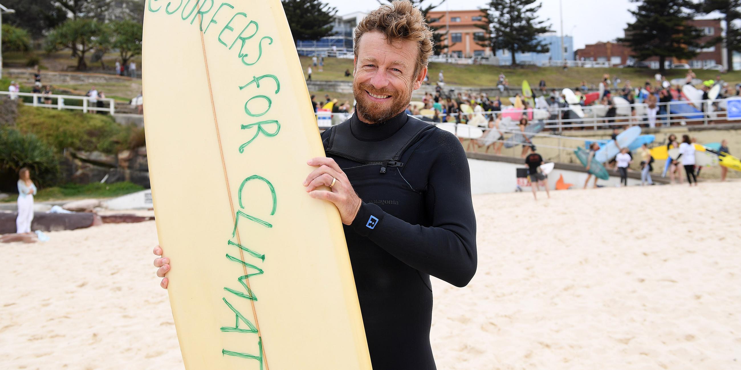 Umweltaktion am Bondi Beach - Schauspieler Simon Baker
