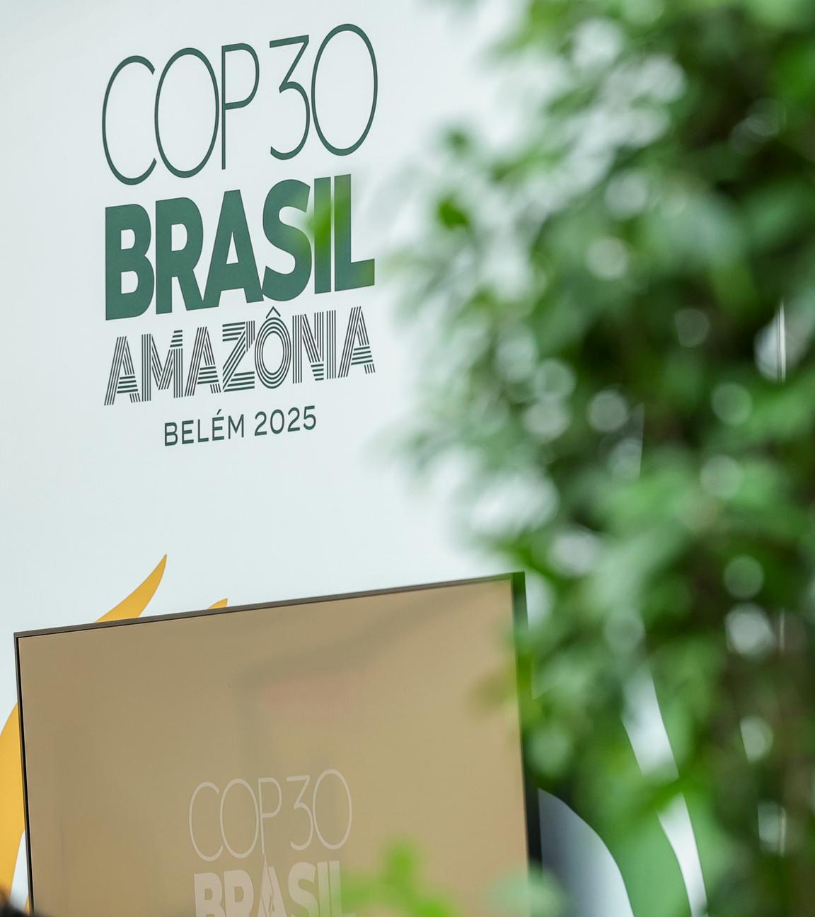 Es ist das COP30-Logo zu sehen. Das Bild ist während der Konferenz in Bonn entstanden