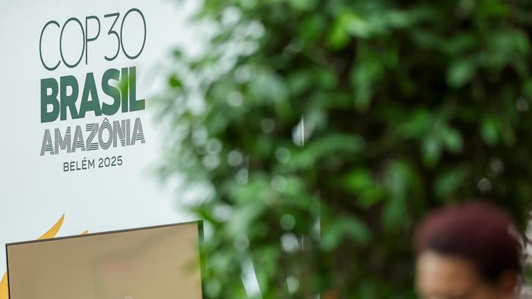 Es ist das COP30-Logo zu sehen. Das Bild ist während der Konferenz in Bonn entstanden