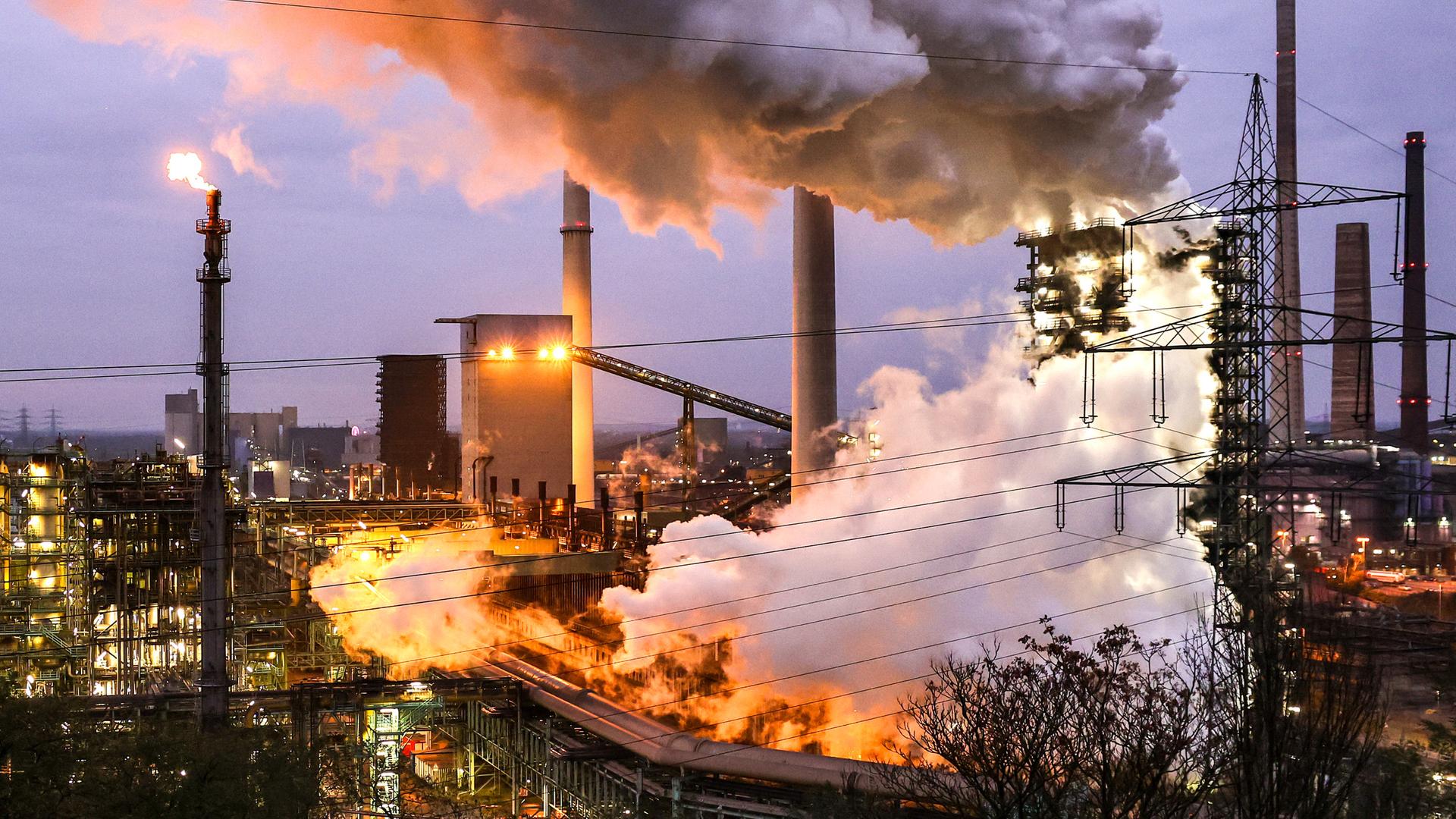 Gesamtansicht eines Hochofenwerks des deutschen Stahlherstellers Thyssenkrupp in Duisburg, Deutschland, am 12. November 2024.