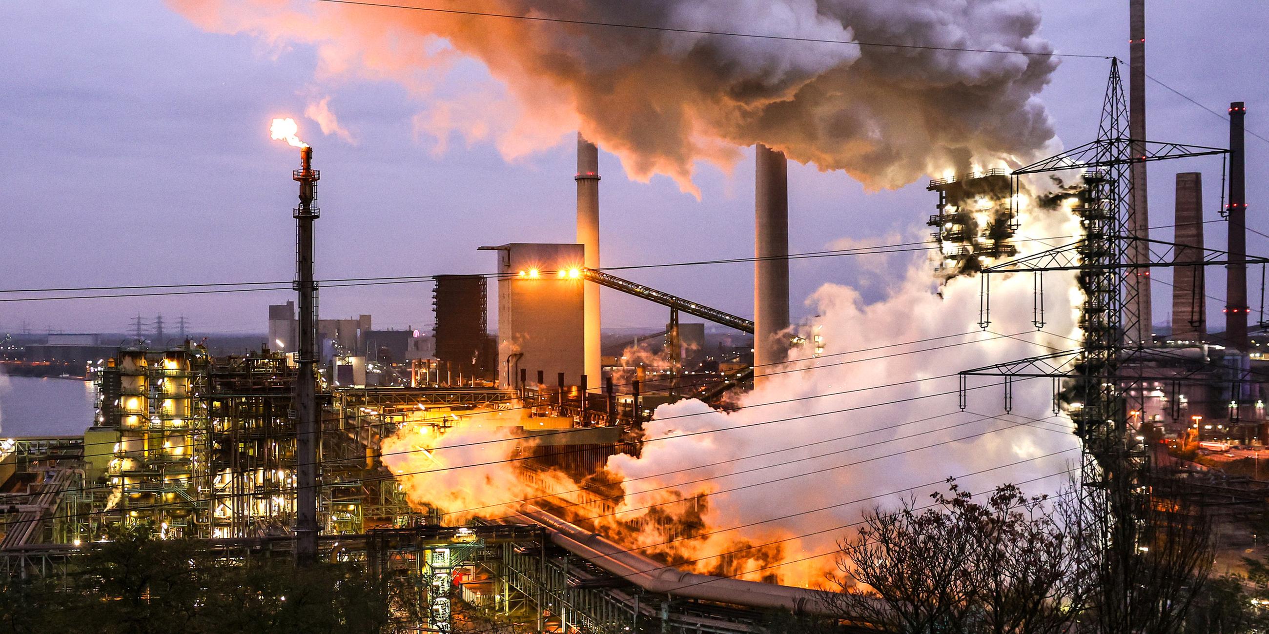 Gesamtansicht eines Hochofenwerks des deutschen Stahlherstellers Thyssenkrupp in Duisburg, Deutschland, am 12. November 2024.
