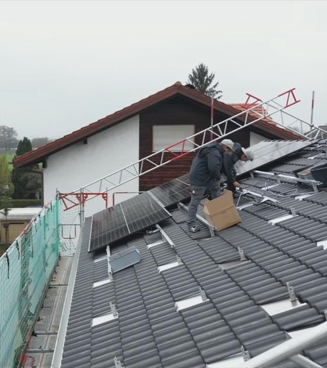 Montage von Solaranlagen auf Dächern