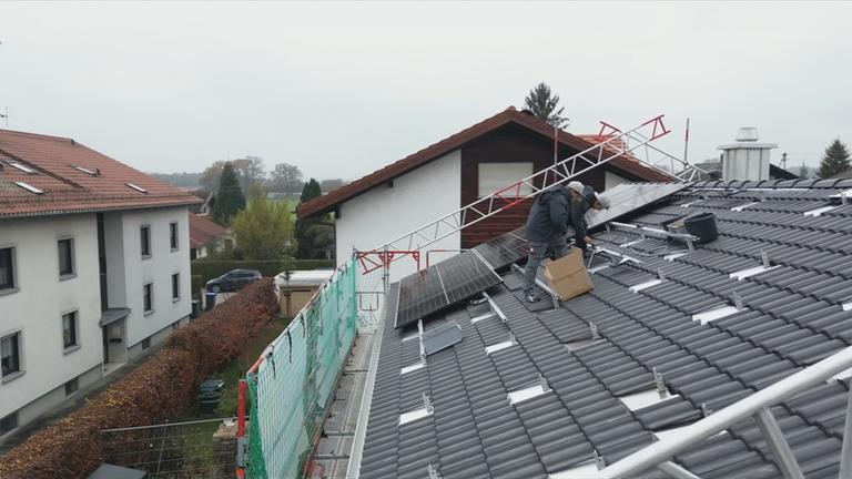 Montage von Solaranlagen auf Dächern