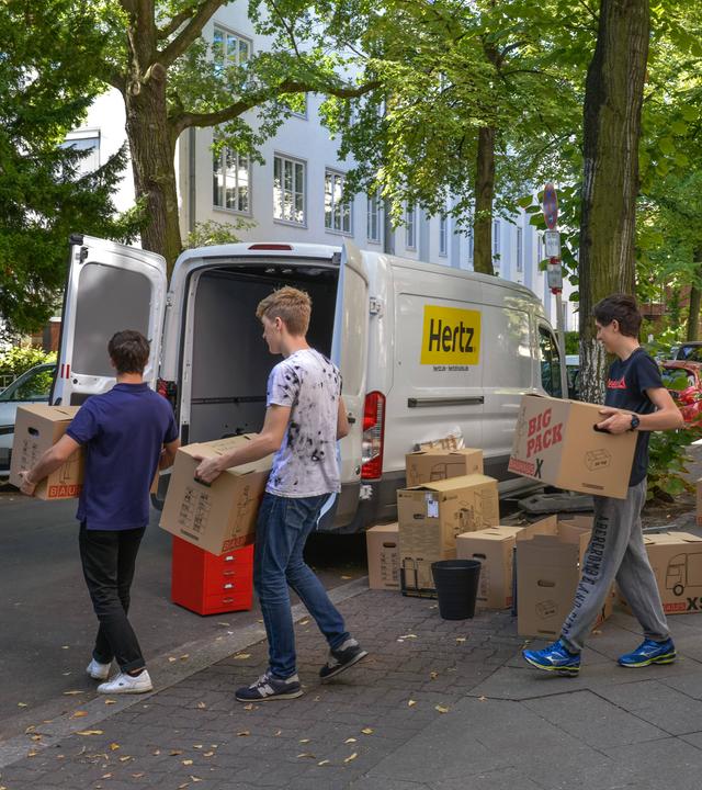 Berlin: Helfer beladen einen Umzugstransporter mit Kartons