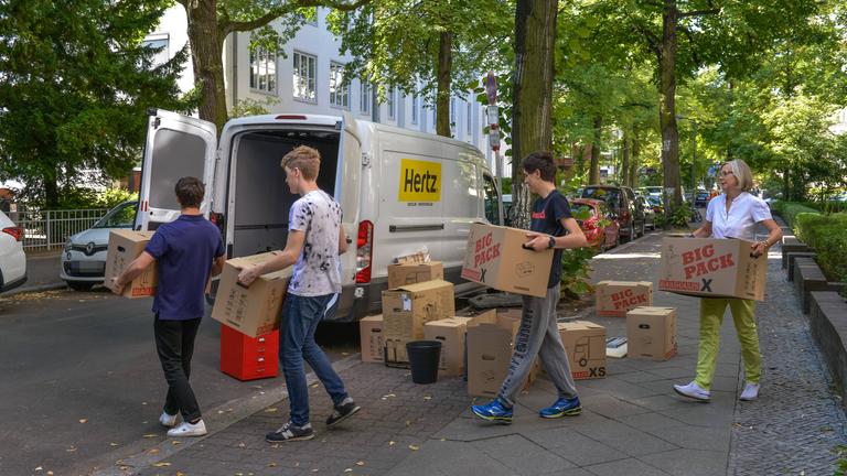 Berlin: Helfer beladen einen Umzugstransporter mit Kartons