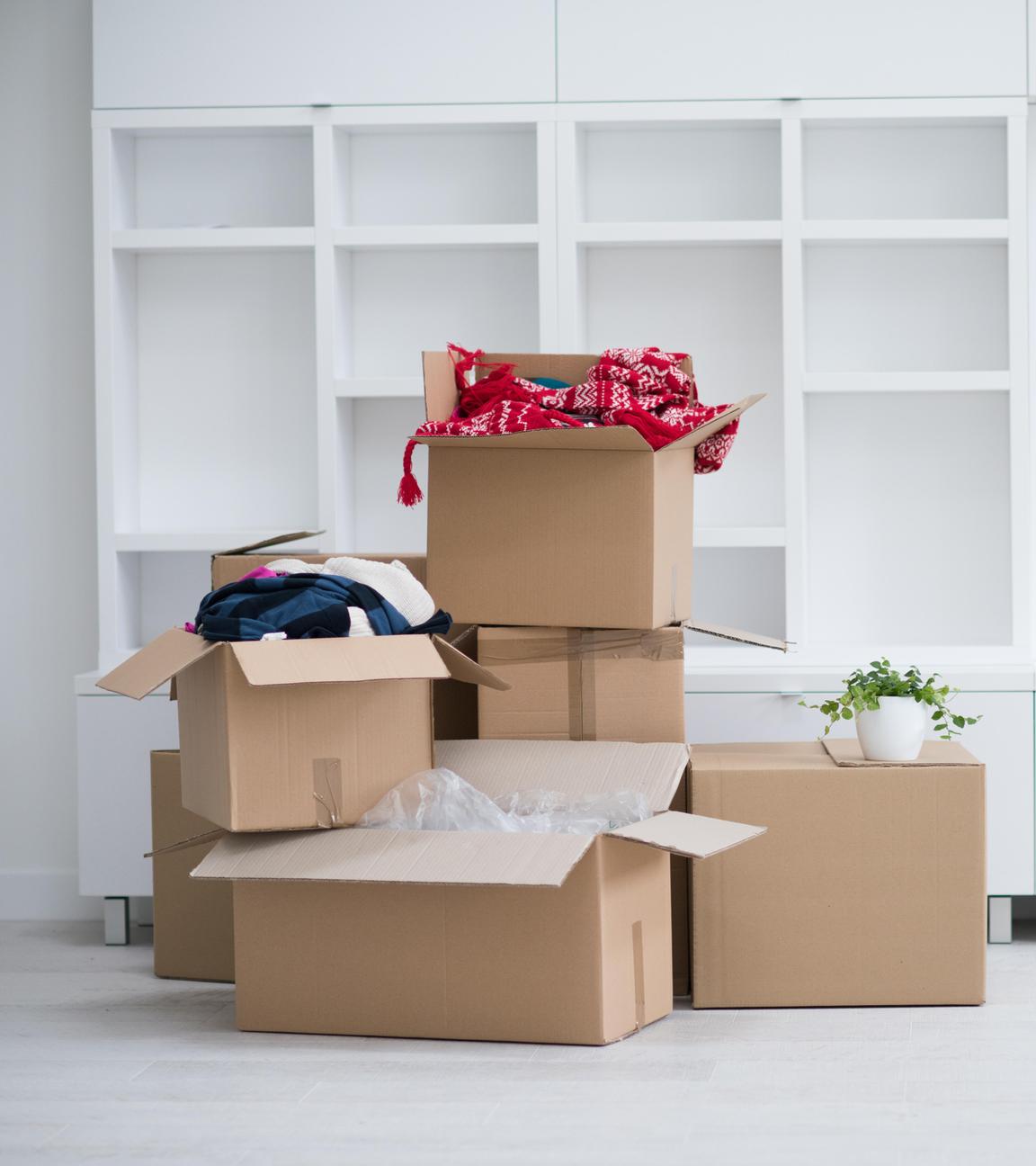 Umzugskartons im leeren Zimmer