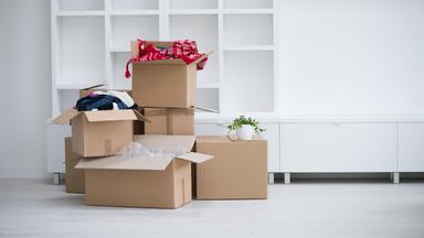 Umzugskartons im leeren Zimmer