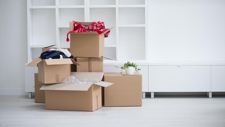 Umzugskartons im leeren Zimmer